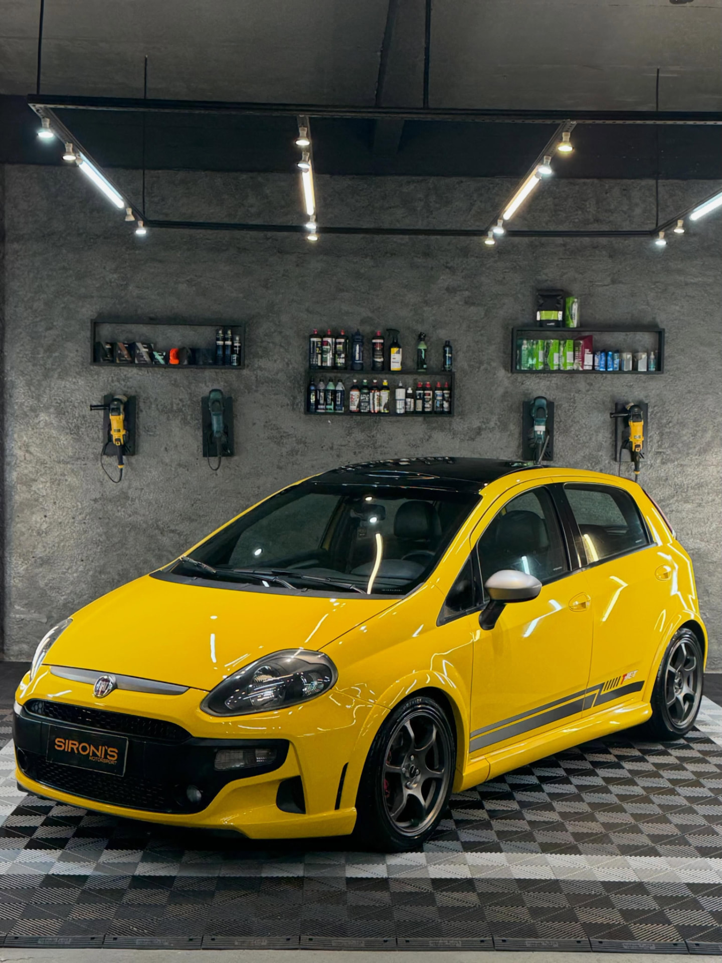 Fiat Punto amarelo preparado em Caxias do Sul