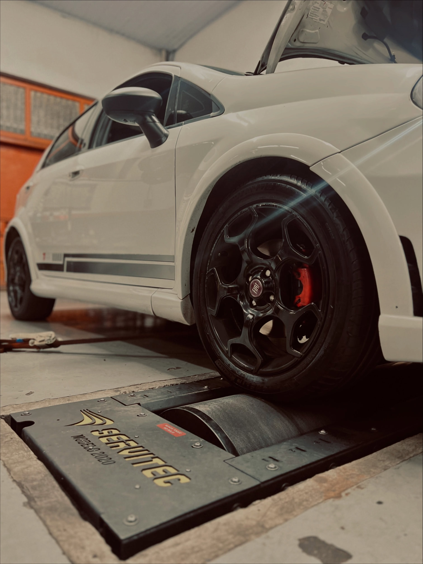 Fiat Punto branco sendo testado no dinamômetro em Caxias do Sul
