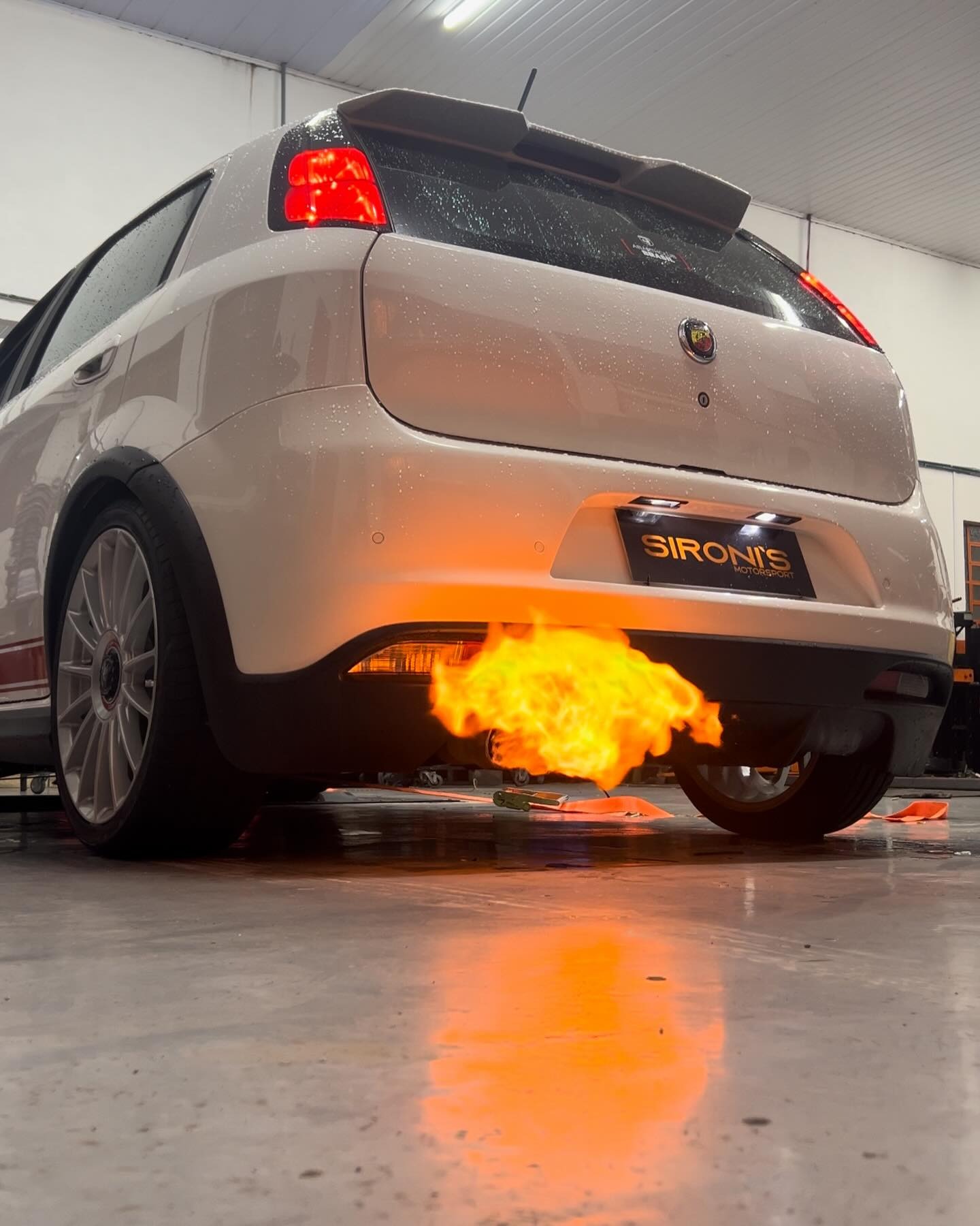 Fiat Punto preparado soltando labareda no escapamento na SIRONI´S MOTORSPORT