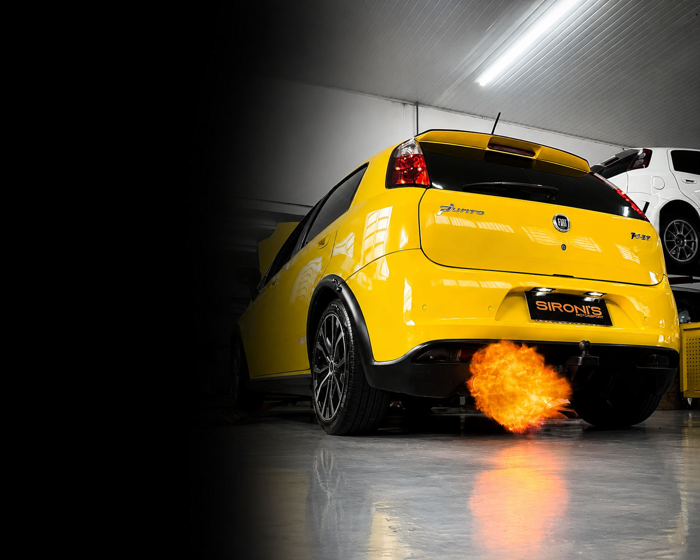 Fiat Punto amarelo preparado pela SIRONI´S MOTORSPORT soltando labareda pelo escapamento